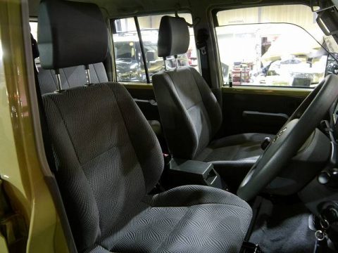 ランクル70　ピックアップ　運転席